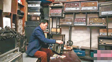 謝志寬收藏大量收音機、放映機等舊物件。