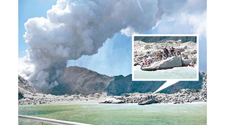 懷特島火山噴出濃煙，部分遊客擠在岸邊待救。