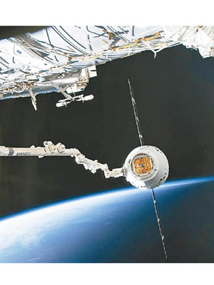 天龍號貨運飛船飛抵國際太空站。（美聯社圖片）