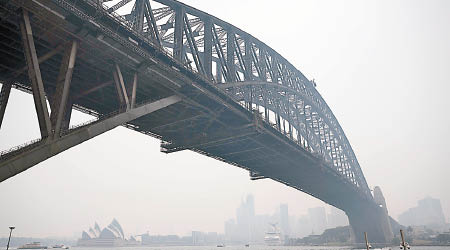 山火連累悉尼被霧霾籠罩。