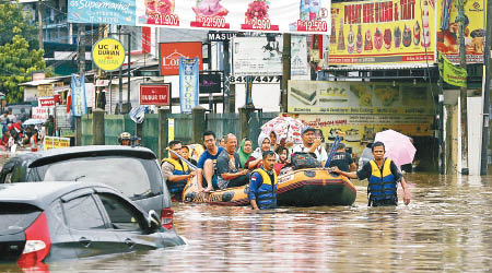 救援人員在雅加達市郊疏散災民。（美聯社圖片）