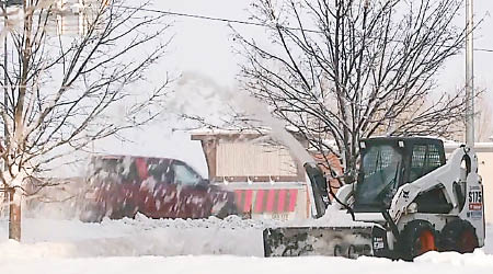 加拿大暴風雪堵塞道路，剷雪車頻繁出動清理。