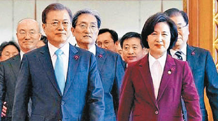 文在寅任命執政黨議員秋美愛（右）為法務部長。
