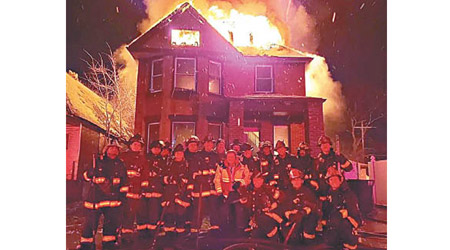 底特律十八名消防員在火場前大合照捱轟。