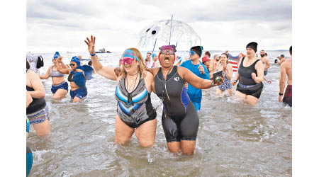 有女士無懼寒溫參與跳水活動。（美聯社圖片）