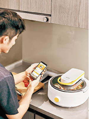 用家可用手機設定煮餸時間。