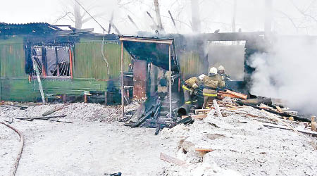 伐木廠的外勞宿舍被燒毀。（美聯社圖片）