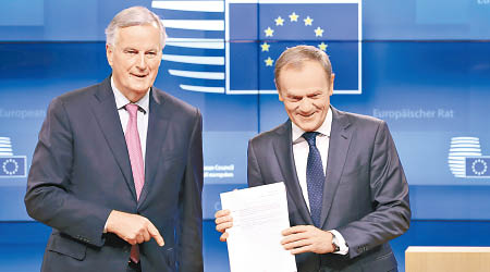 英國與歐盟達成脫歐協議草案。圖左為巴尼耶。