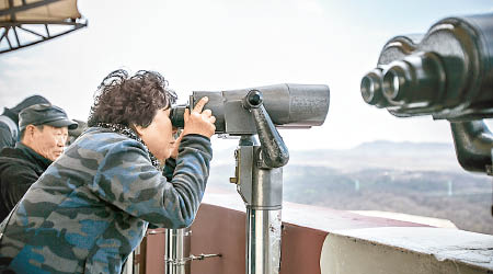 遊客在南韓都羅展望台遙望北韓。