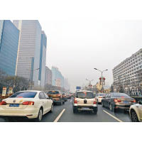 北京車流明顯增加。（中新社圖片）