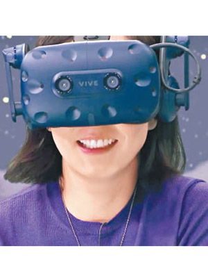 張智成戴上VR眼鏡。