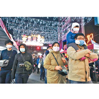 台灣的新冠肺炎疫情有惡化迹象，民眾外出都戴口罩。