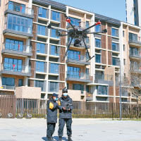 江西民警使用無人機監控社區防疫。（中新社圖片）