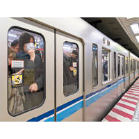 日本疫情擴散，東京地鐵仍出現逼車返工情況。