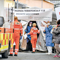意大利<br>意大利的疫情持續惡化，救護員嚴陣以待。（美聯社圖片）