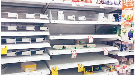 維多利亞省墨爾本一間超市，貨架的酒精搓手液、廁紙、止痛藥被掃光。