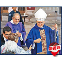 墨西哥主教在彌撒期間縮手，拒絕讓信徒親吻。（美聯社圖片）