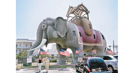 「大象露西」將開放住宿服務。（美聯社圖片）