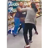悉尼有人為搶購紙巾而打架。（電視畫面）