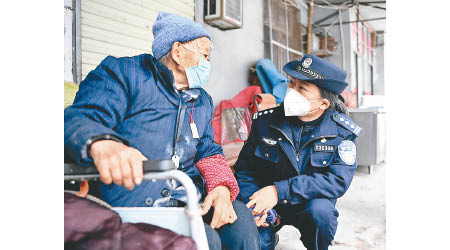 湖北將向基層發放援助金，圖為武漢市公安向老人詢問生活情況。