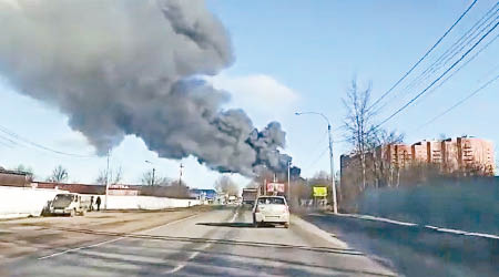 莫斯科附近的鋁工廠起火，濃煙沖天。