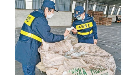 今年一月，當局截獲從香港進口的塑膠廢品。