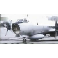 機頭損毀的美機被迫降於陵水機場。