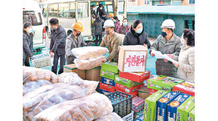 北韓各市向平壤綜合醫院施工地盤送上支援物資。