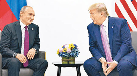 普京（左）與特朗普通電，圖為去年兩人在G20峰會會面。（美聯社圖片）