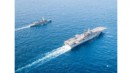 曙號（左）與美利堅號（右）組成編隊在東海航行。