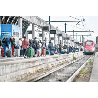 意大利：米蘭市民眾在月台等候登上列車。（美聯社圖片）