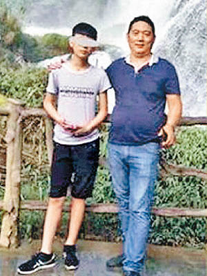 李姓少年（左）生前與父親的合照。