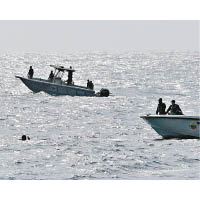 拉瓜伊拉對出岸邊有安全部隊的船隻巡邏。（美聯社圖片）