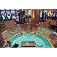 拉斯維加斯一個賭場設透明塑膠板分隔。