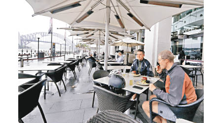 新南威爾士省的食店和酒吧重開。圖為悉尼一間餐廳。