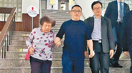 謝志宏（左二）在母親陪同下步出法院。