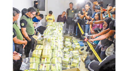 菲律賓執法人員展示檢獲的毒品。