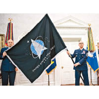 雷蒙（左）拿着太空軍軍旗。（美聯社圖片）