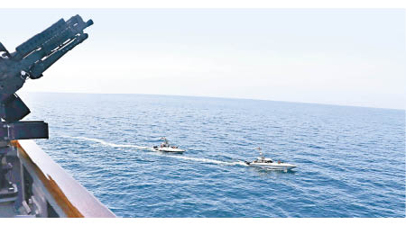 伊朗多艘快艇接近美軍船艦。（美聯社圖片）