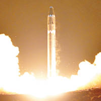 半島無核化談判再起風雲，圖為北韓早前試射洲際彈道導彈。