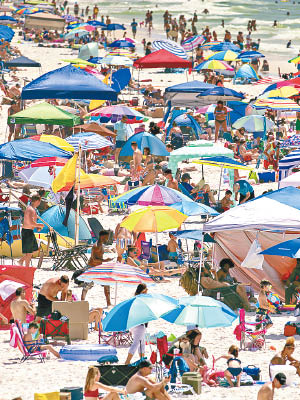 佛羅里達州沙灘人頭湧湧。（美聯社圖片）