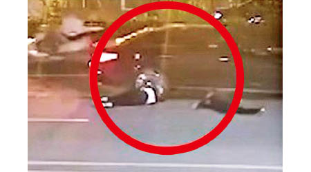 情侶因瑣事在馬路吵架被車撞倒。