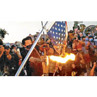 加州<br>在加州有示威者焚燒美國國旗。