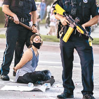 內布拉斯加州：奧馬哈警方拘捕示威者。