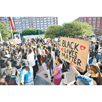 德 州：達拉斯示威者舉起標語遊行。