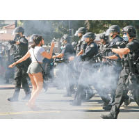 加州：聖荷塞防暴警推進時，遇上女示威者阻止。（美聯社圖片）