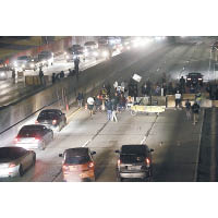 加州：洛杉磯示威者堵路。