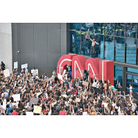 喬治亞州：亞特蘭大示威者破壞CNN標誌。
