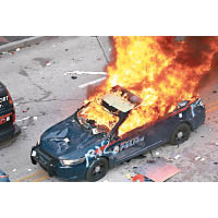 喬治亞州：CNN總部前的警車起火焚燒。