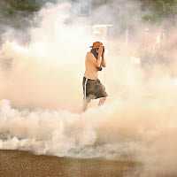俄勒岡州：波特蘭警方以催淚彈驅散示威者。